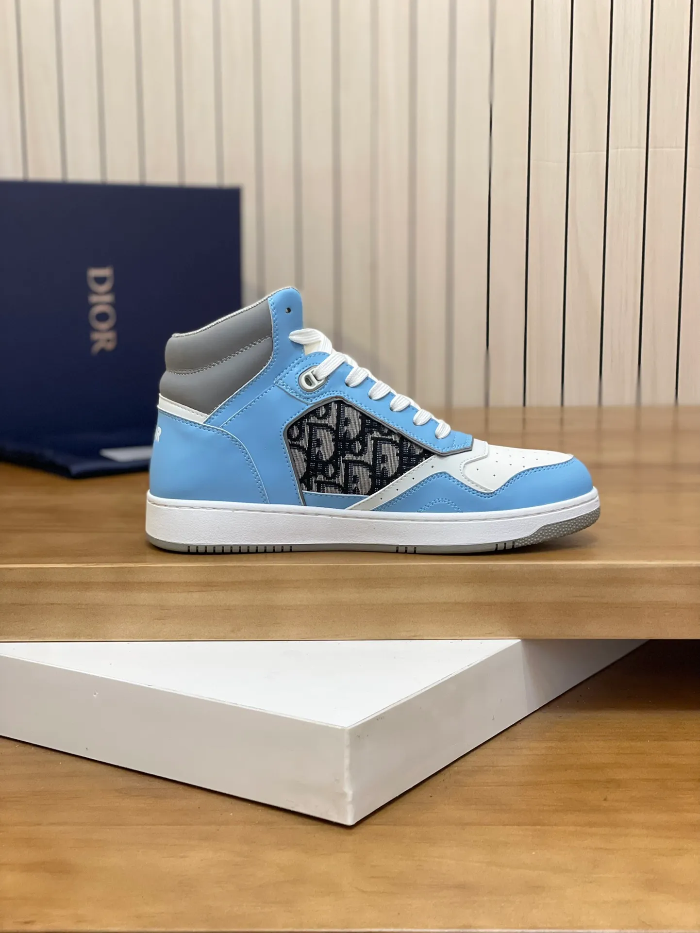 Men's shoes: 💰P460¥ Product trademark: Dior* "Dior*" high-top casual shoes Regular size: 38-44 (can be customized to 45.46) Product materials: Upper imported cowhide stitched with original fabric, breathable lining, original outsole. Number: 1006